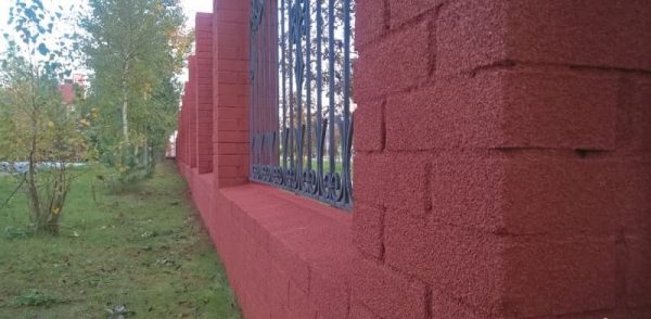 Facade decoration with cork spraying