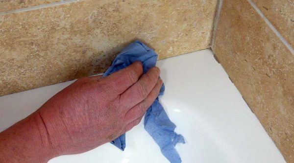 Enlever les traces de scellant sur les carreaux