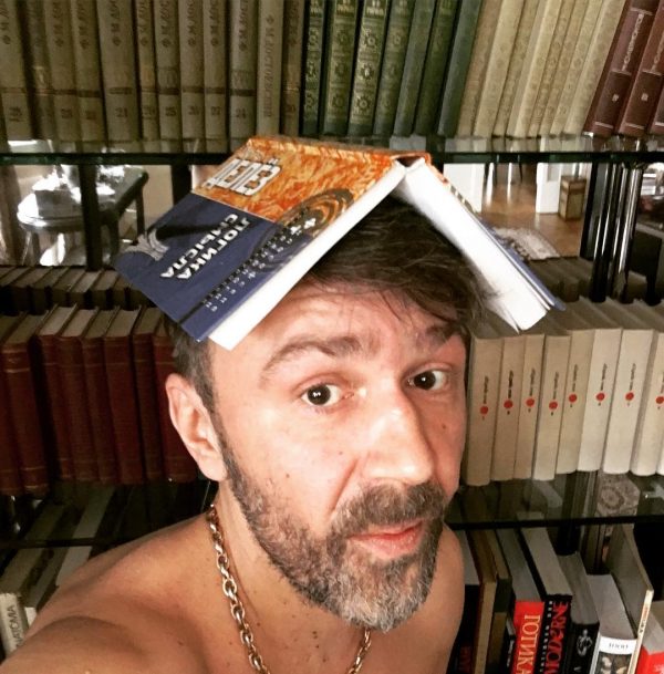 In the apartment of Sergei Shnurov there are quite a few books