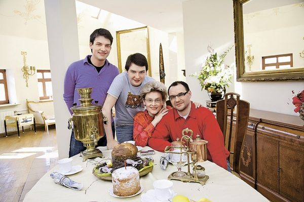 Elena Malysheva with her family in her apartment