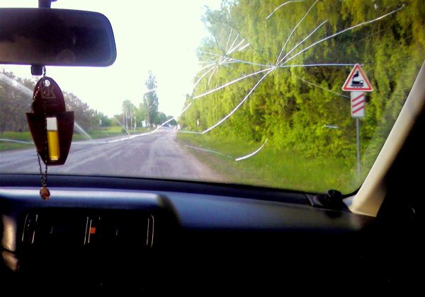 Prowadzenie samochodu z pęknięciem w szybie może skutkować karą pieniężną