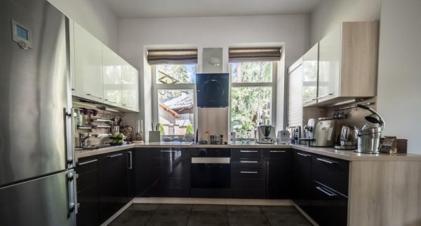 Interior dapur di rumah negara Rodion Gazmanov