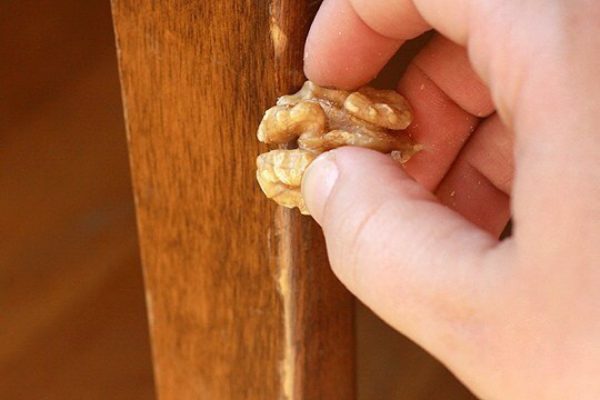 Menggunakan Walnut untuk Mengendalikan Scuffs