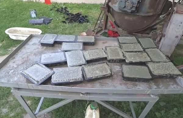 Production de carreaux de béton sur une table vibrante