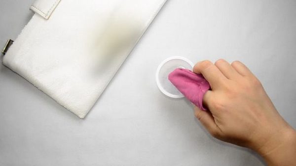 Cleaning a white wallet