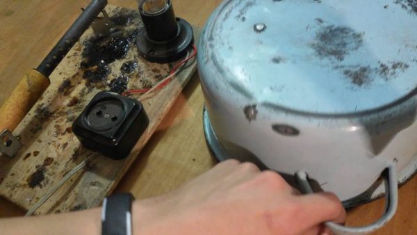 Removing chips in a pan with a hot soldering iron