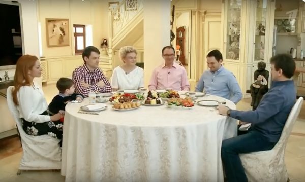 Round dining table in the dining room