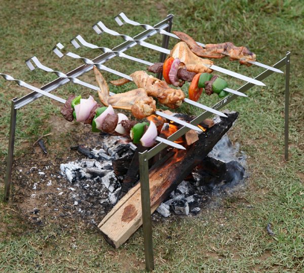 Satu set rak lipat dan lidi untuk memasak barbeku