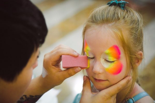 Application of cream face painting with a sponge