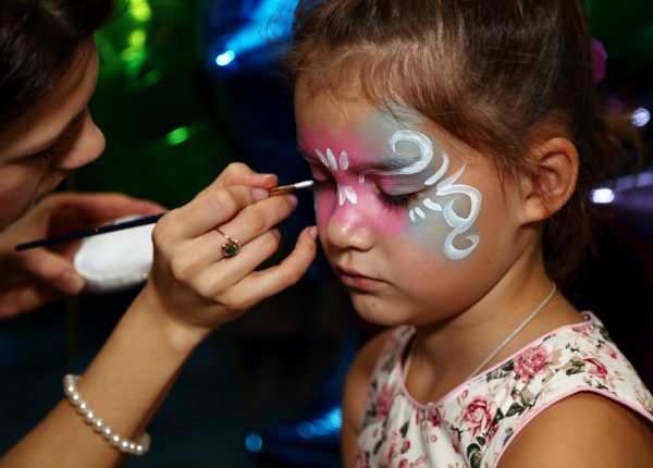 Dessin sur le visage de l'enfant