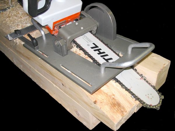 Chainsaw head for oblique cuts