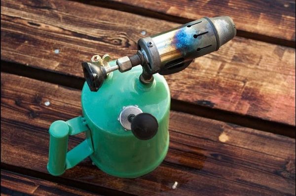 Blowtorch for firing and brushing wood