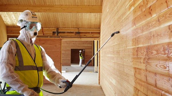 Traitement ignifuge des structures en bois avec un pistolet pulvérisateur