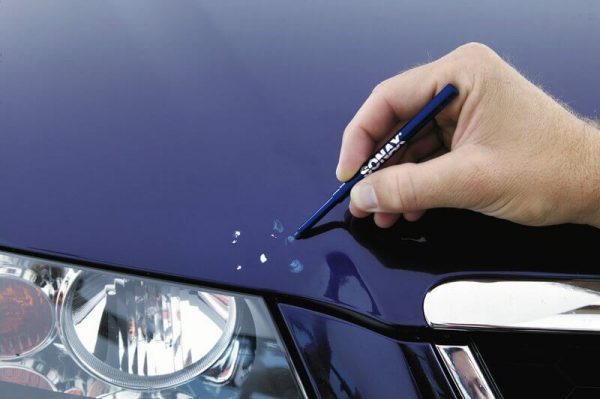 Tinting small defects of the paintwork with a special pencil