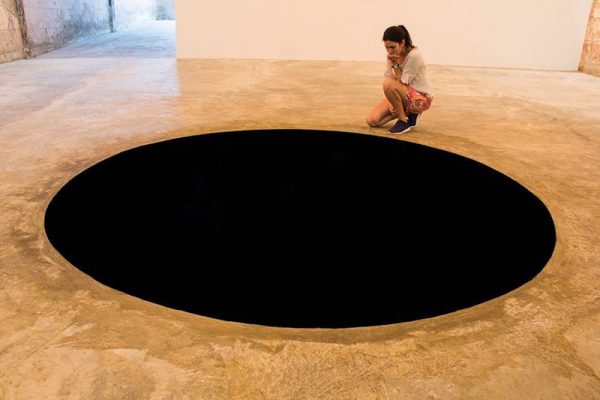 Hậu duệ đến Limb của nhà điêu khắc người Anh Anish Kapoor