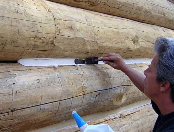 Self-caulking of the log house with acrylic sealant