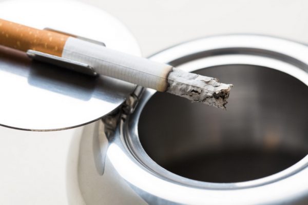 La cendre de cigarette peut être utilisée pour peindre des rayures sur des meubles gris.