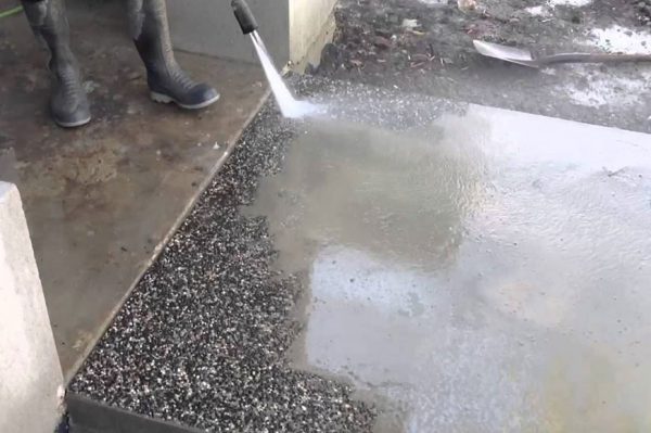 Lavage de la couche supérieure avec un pistolet pulvérisateur