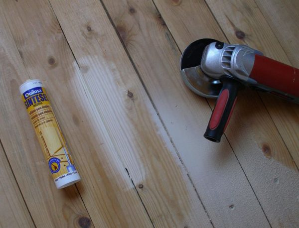 Moyens pour sceller les joints dans un plancher en bois