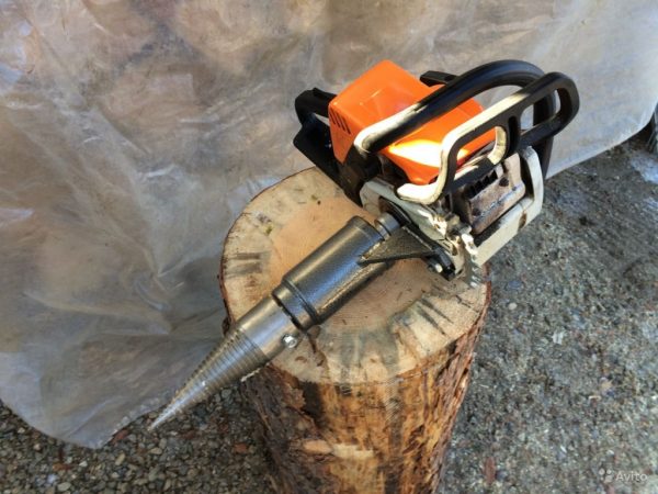 Firewood chopping device