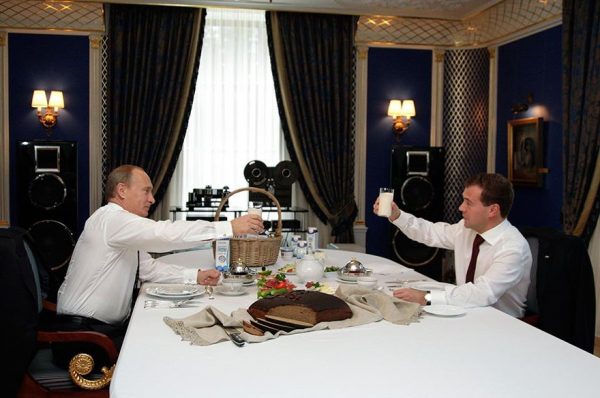 Vladimir Putin dan Dmitry Medvedev