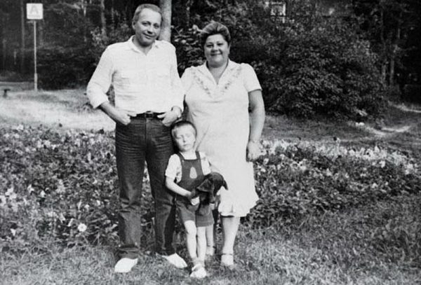 Alexander Maslyakov with his wife and son