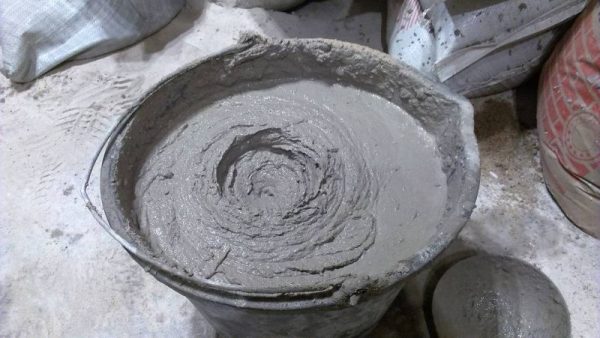 Preparation of cement-lime mortar in a bucket