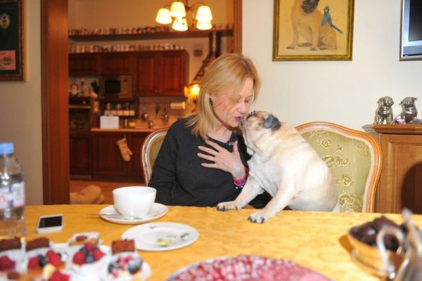 Daria Dontsova dans la cuisine à table