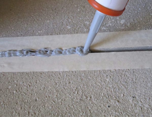 Sealing joints in concrete screed