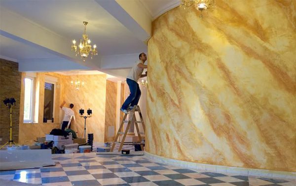 Renovation of a wall covered with Venetian plaster