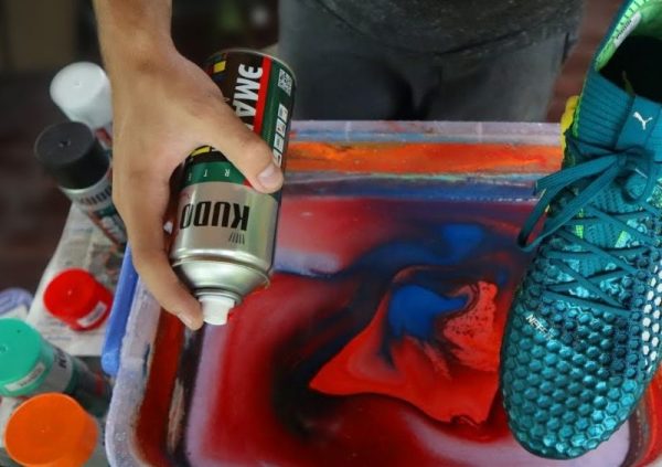 Peinture en aérosol sur les chaussures