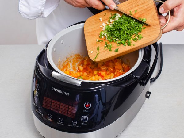 Cooking squash caviar in a slow cooker