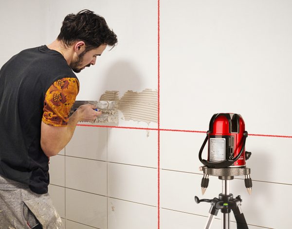 Marking the wall using the DEKO LL56 level