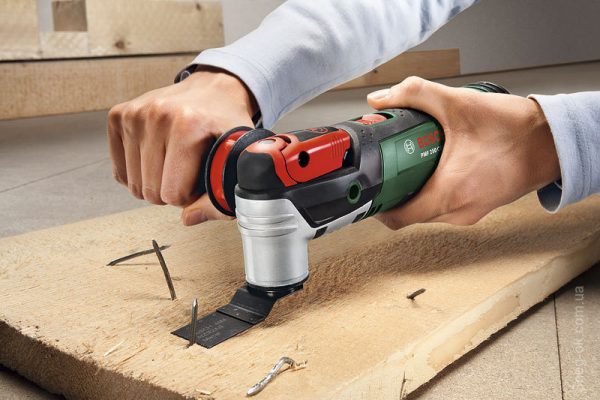 Renovator cutting nails