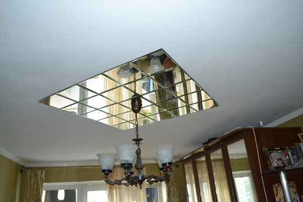 Mirror ceiling does not always look appropriate