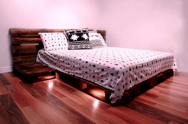 Giường đôi của pallet với đầu giường