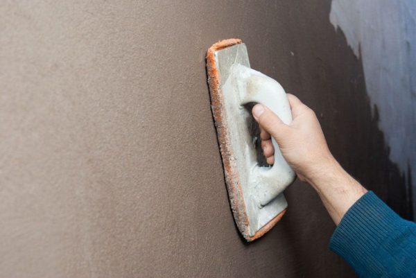 Finishing plaster with a grater