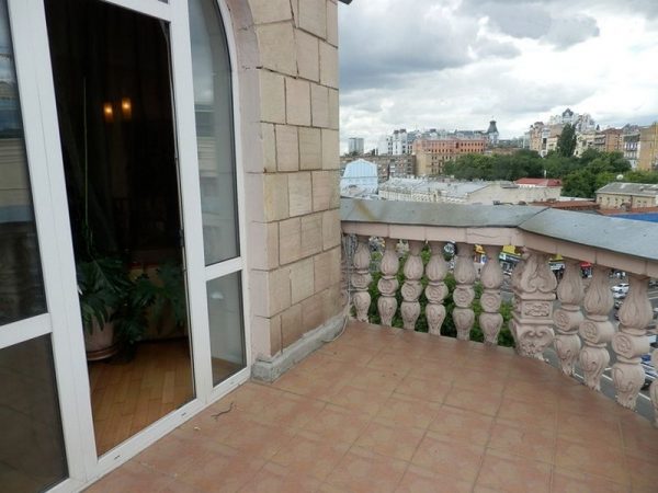 Spacious balcony overlooking Khreshchatyk