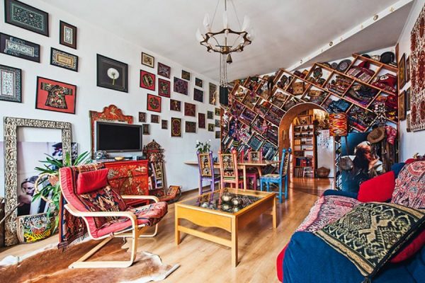 Le salon de l'appartement est décoré dans un style ethnique.