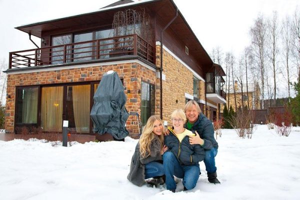 Kharatyan with his wife and son on the background of the mansion