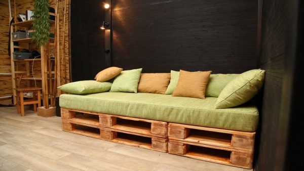 Using pallets as an ottoman base