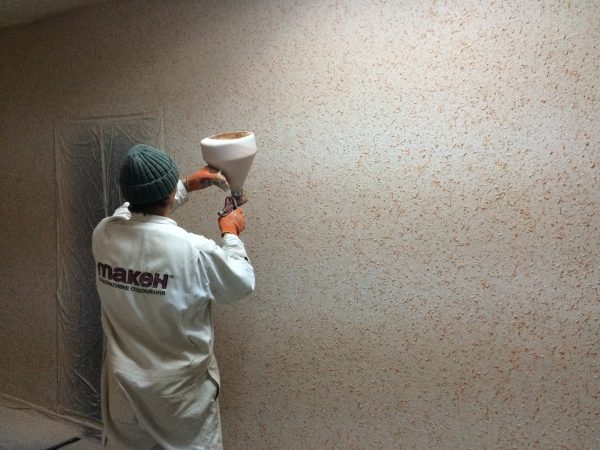 Using a cartouche gun to spray decorative plaster