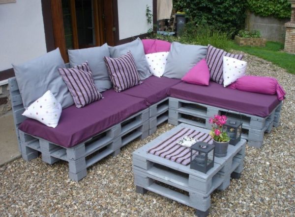 Sơn góc sofa từ pallet trong nước