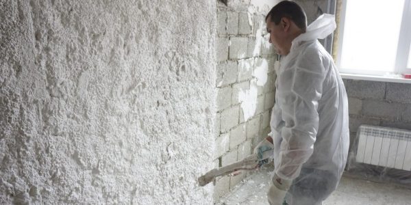 Mechanized plastering on the wall