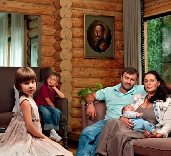 Mikhail Porechenkov with his family in his house