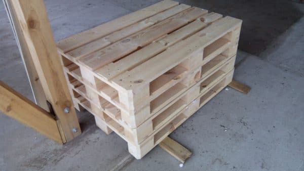 Pallet gỗ mới để bán