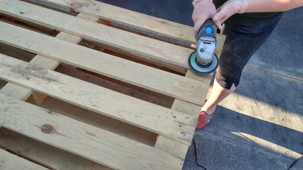 Xử lý pallet bằng máy mài