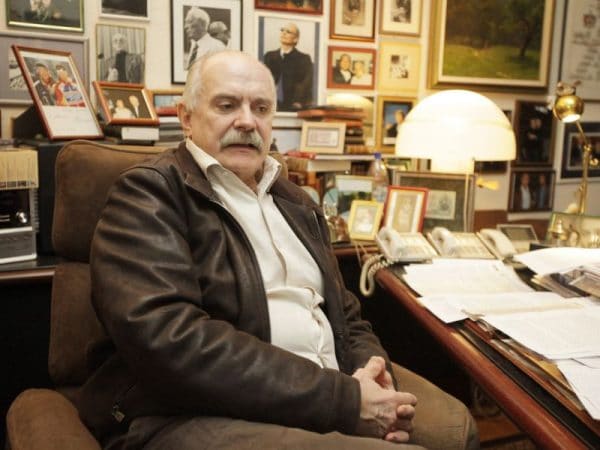 Nikita Mikhalkov trong văn phòng của mình