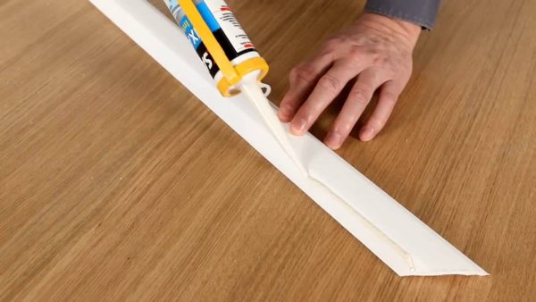 Bonding ceiling skirting boards to sealant