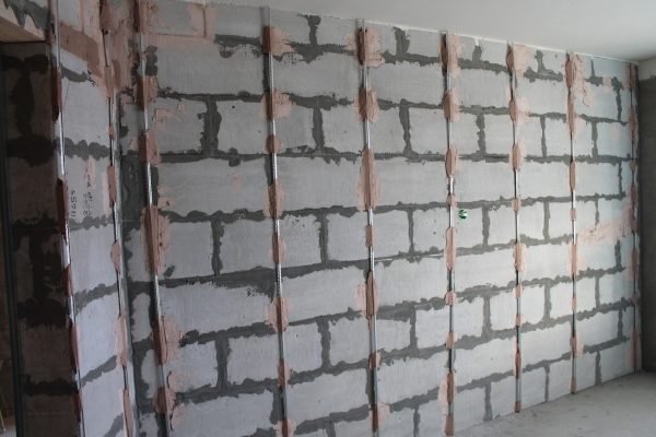 Balises apparentes pour niveler le mur